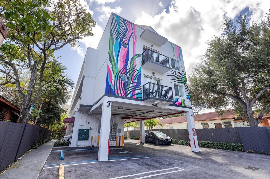 948 Sw 3rd St 304, Miami