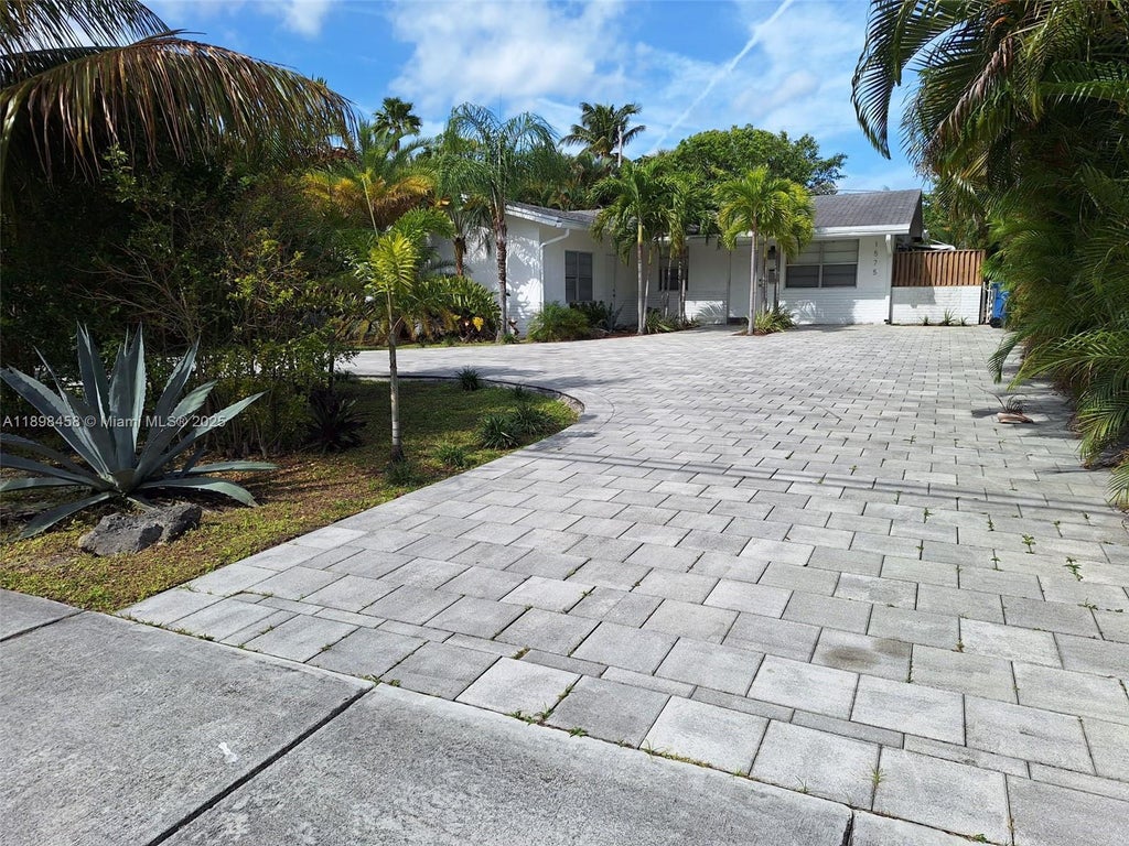 1575 Ne 38th St, Oakland Park
