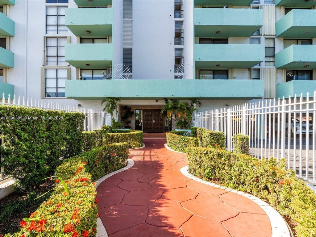 1825 W 44th Pl 511, Hialeah