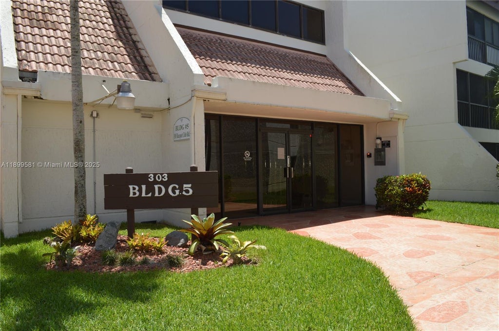 303 Racquet Club Rd 113, Weston