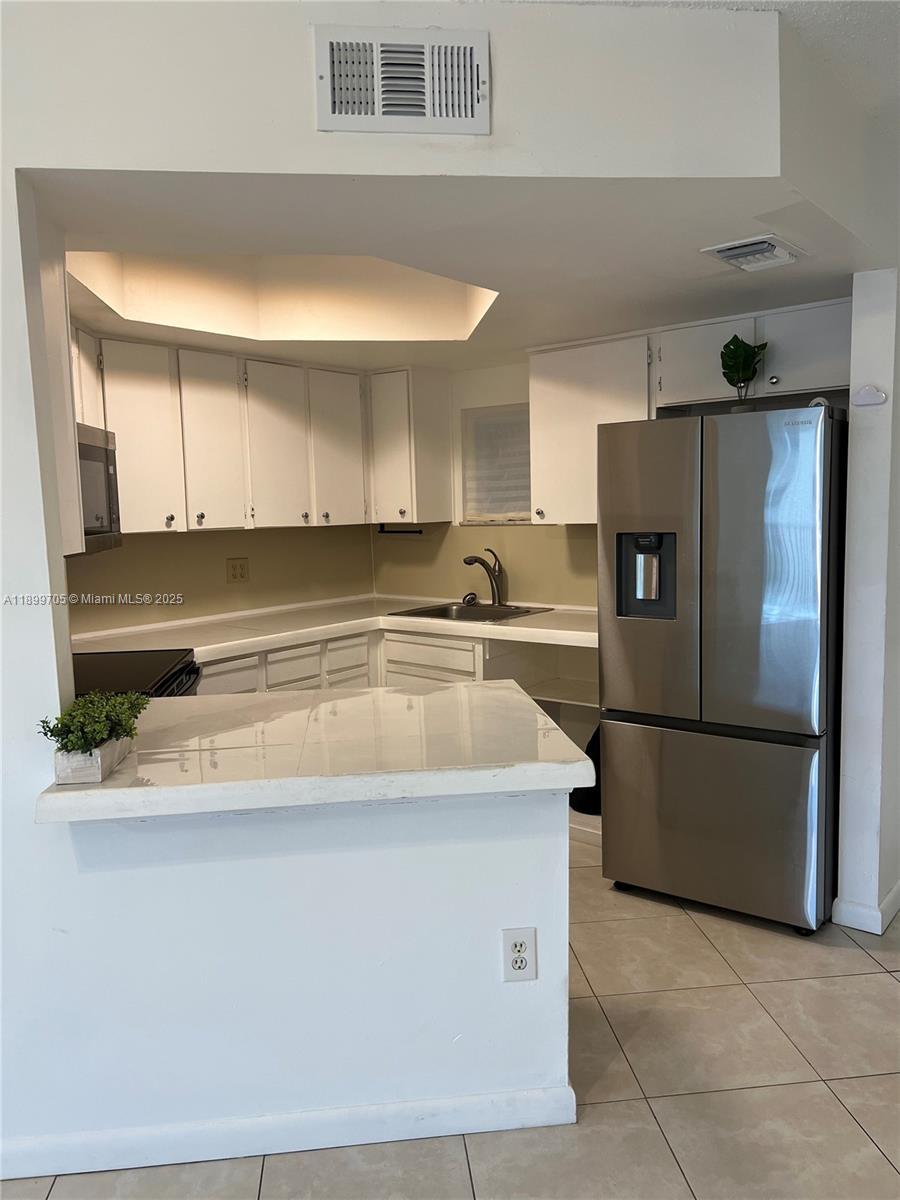 8353 Lake Dr 405, Doral
