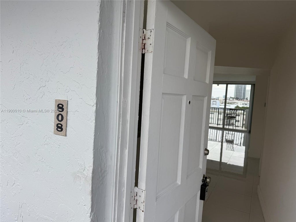 3703 Ne 166th St 808, North Miami Beach