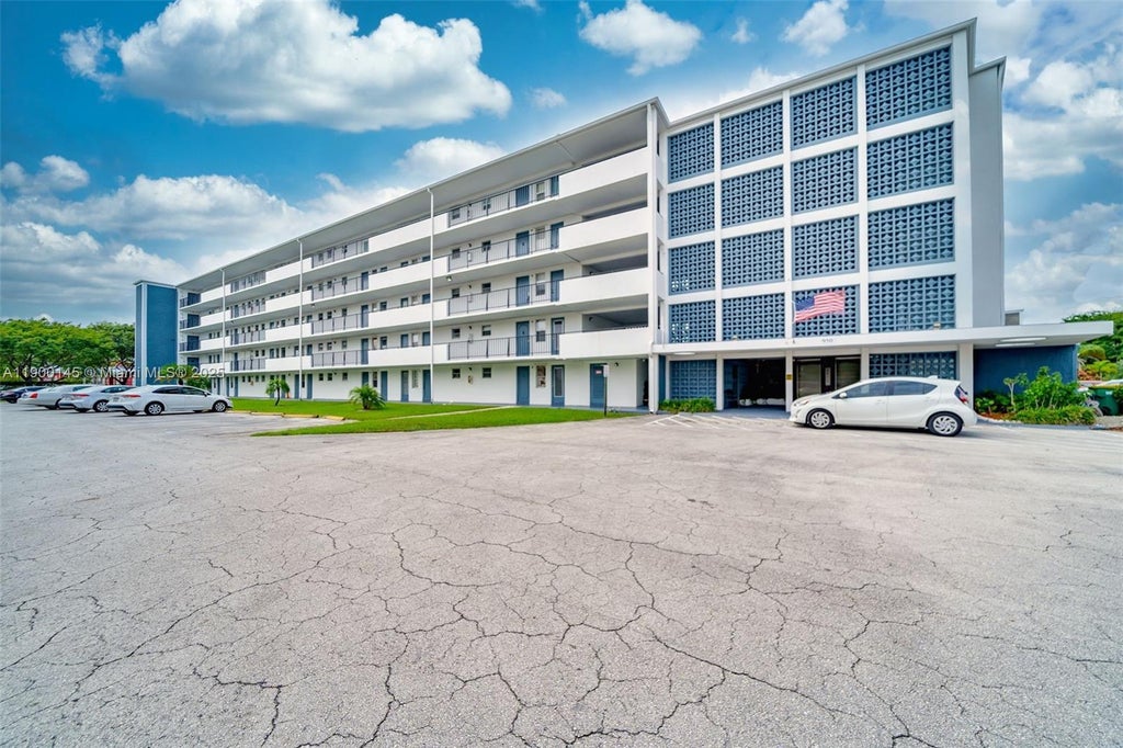 950 Hillcrest Dr 401, Hollywood