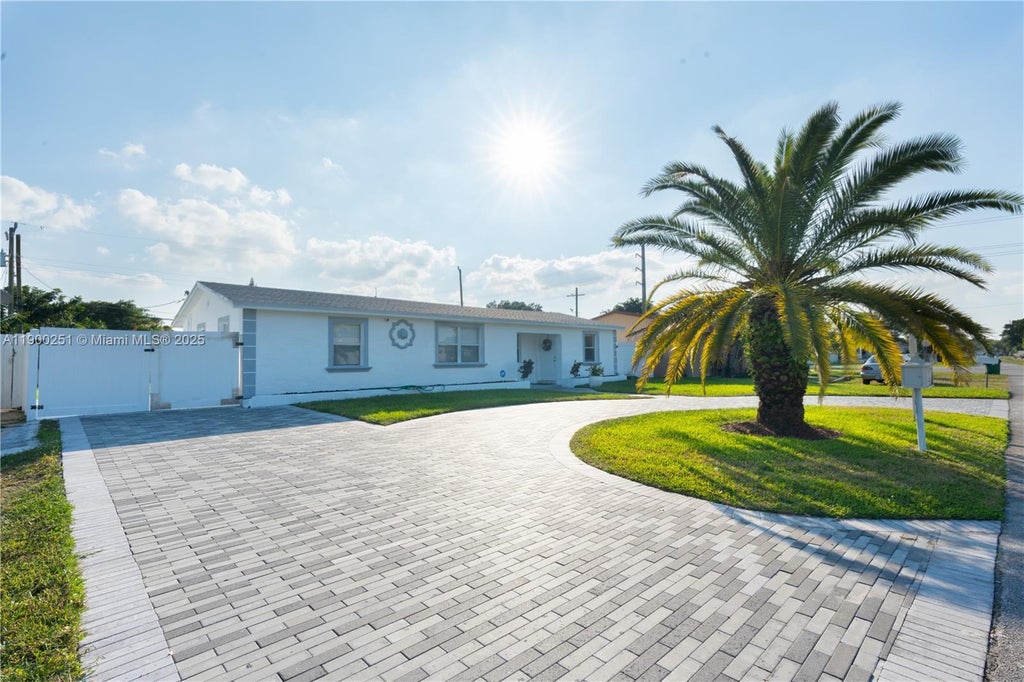 6390 Plunkett St, Hollywood