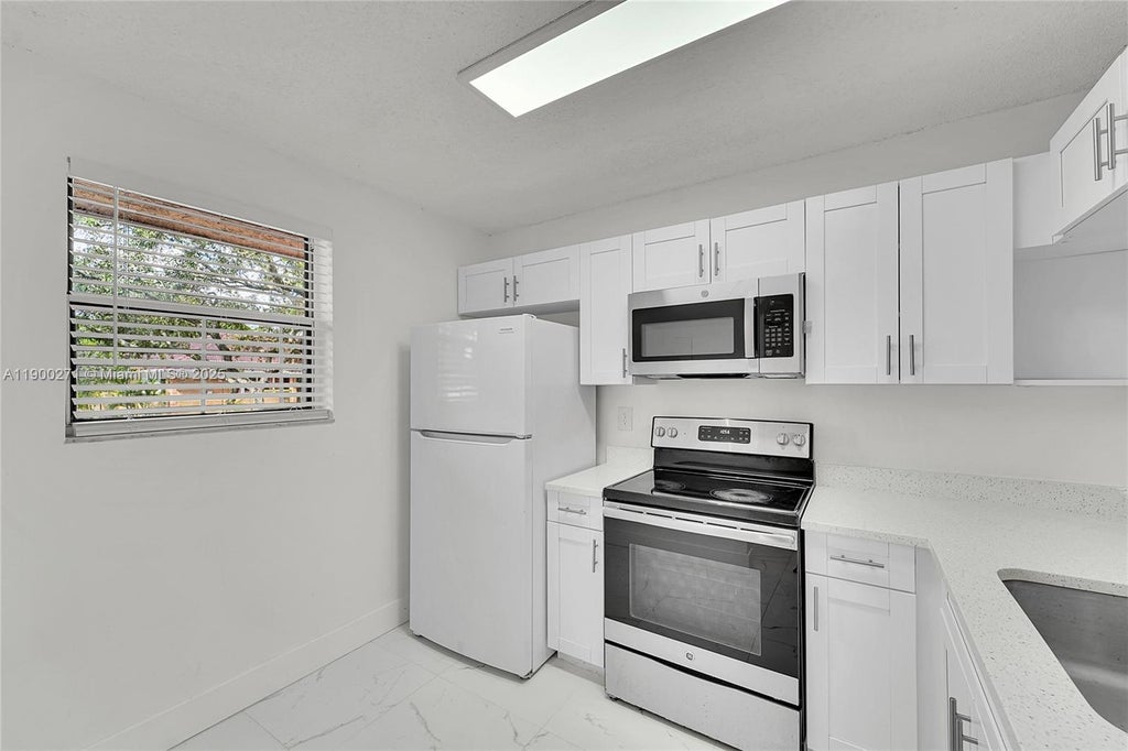 737 Nw 103rd Ter 204, Pembroke Pines