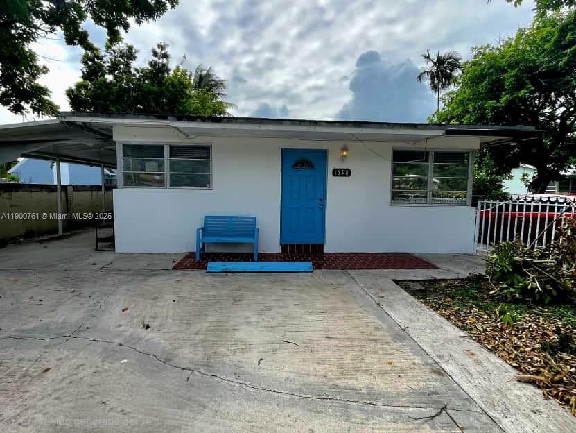 1698 Ne 147th Left, North Miami
