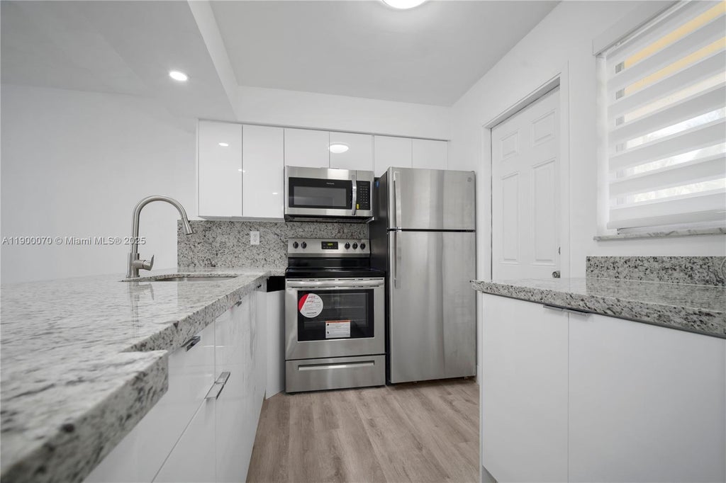 2800 Ne 203rd St 5, Aventura