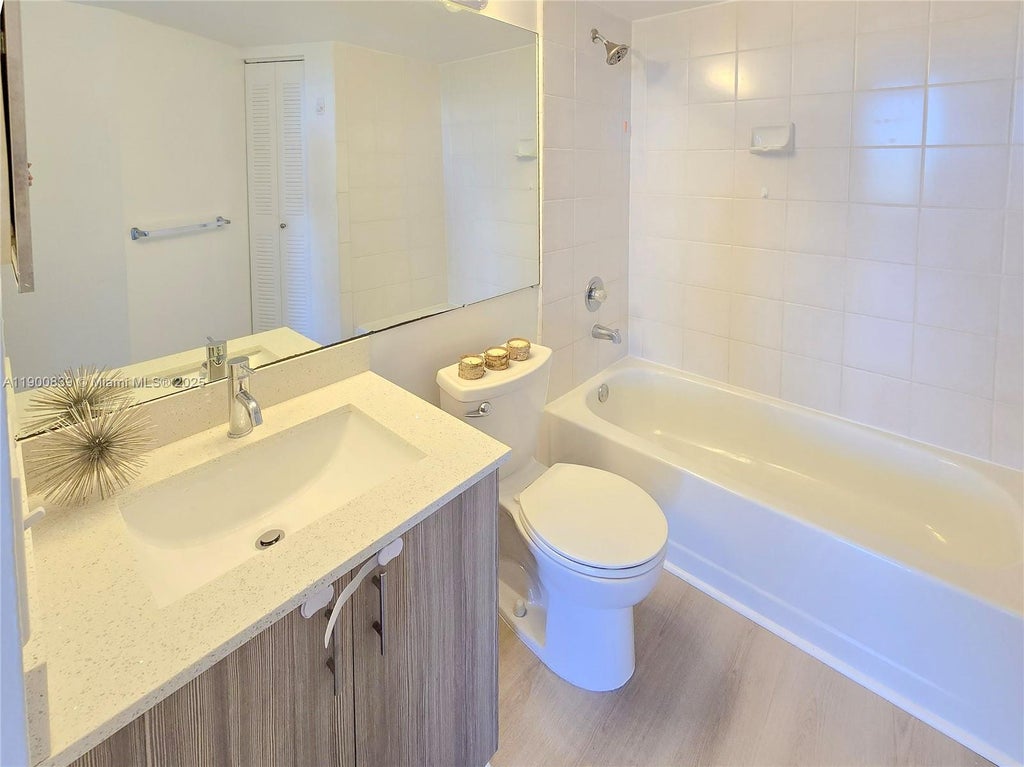 3300 Ne 192nd St 709, Aventura