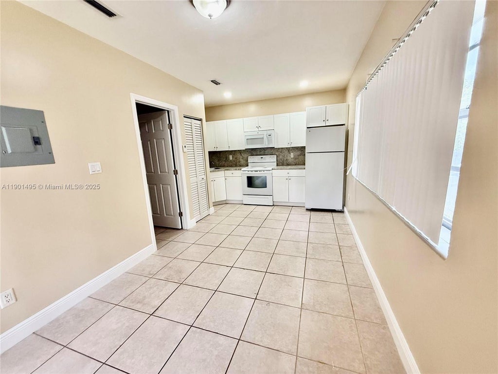 214 Salamanca Ave 8, Coral Gables