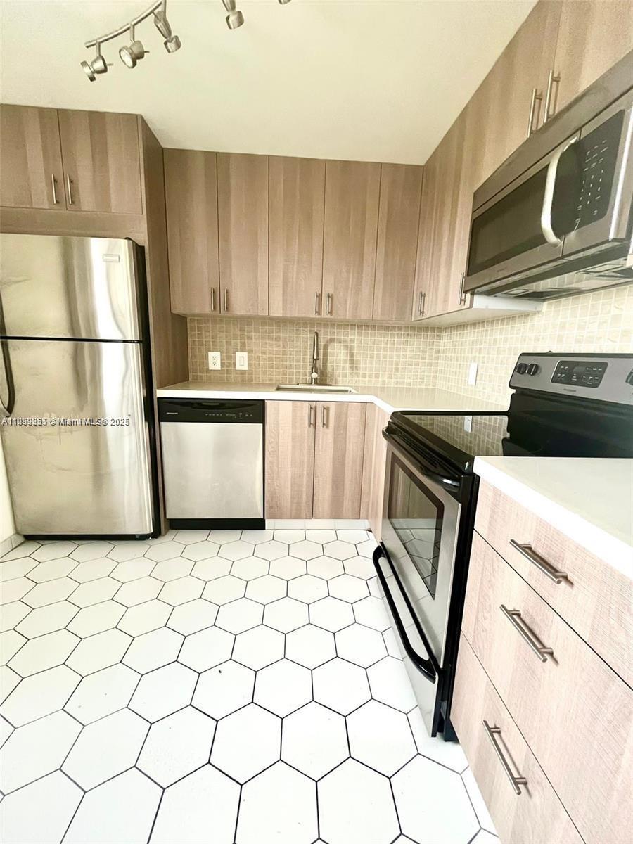 3101 N Country Club Dr 603, Aventura