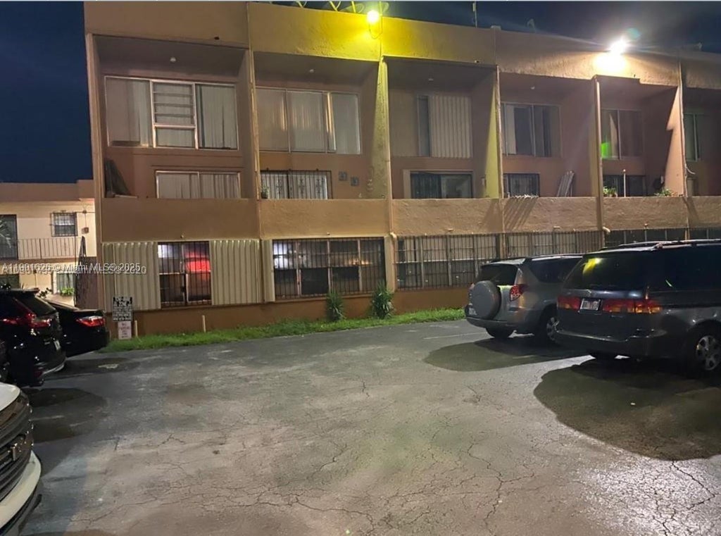 1305 W 46th St 112, Hialeah