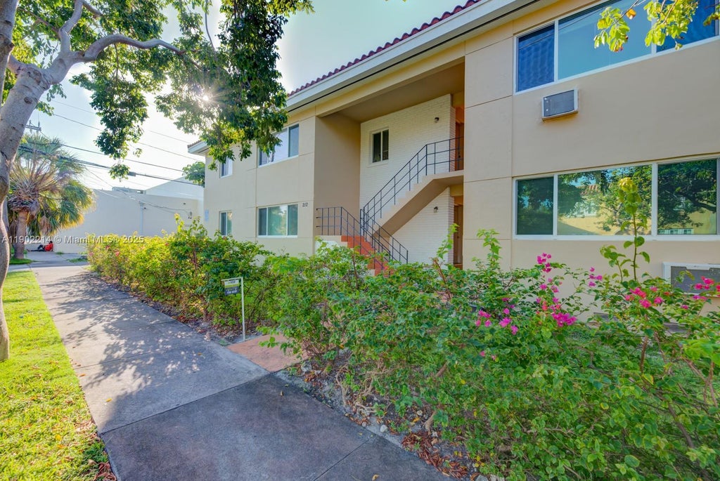 212 Phoenetia Ave 9, Coral Gables
