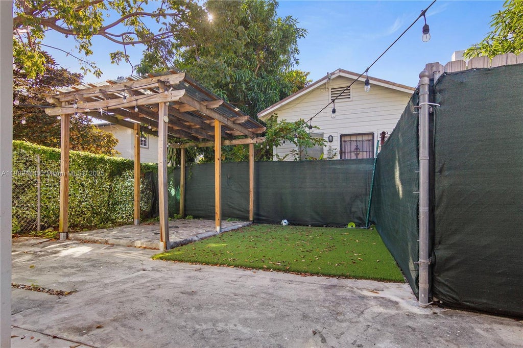 218 Sw 6th Ave ., Miami