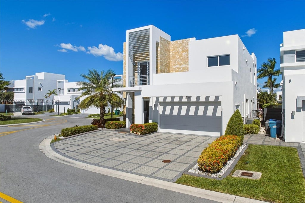 10359 Nw 67th Ter, Doral