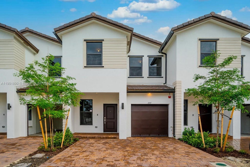 207 Sw 159 Ter, Pembroke Pines