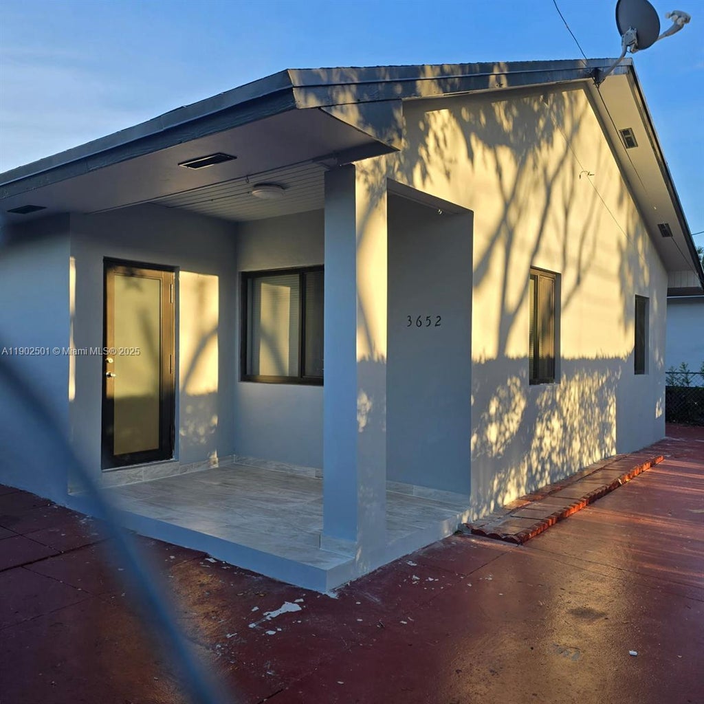 3652 Nw 5th St, Miami