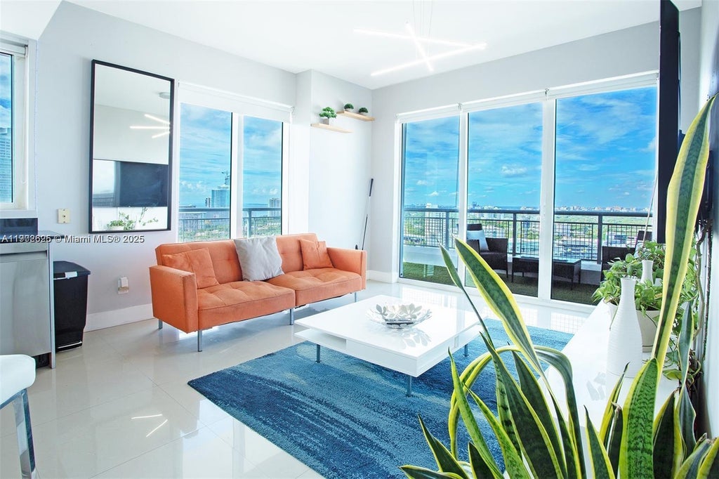 60 Sw 13th St 2001, Miami