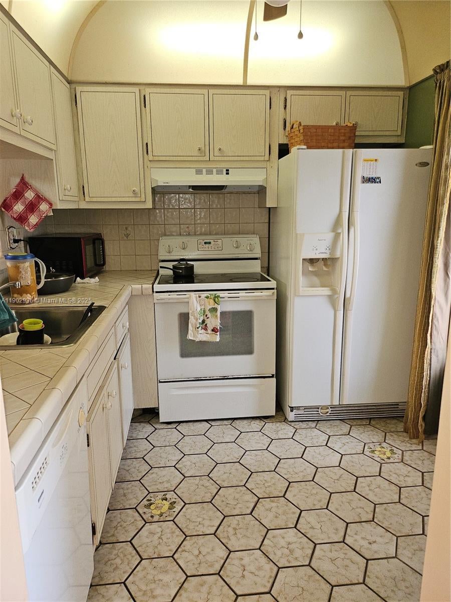 5121 W Oakland Park Blvd 211, Lauderdale Lakes