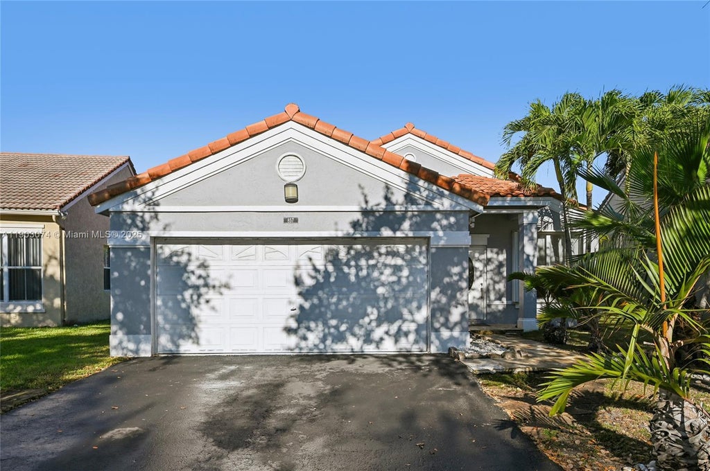 857 Sand Creek Cir, Weston