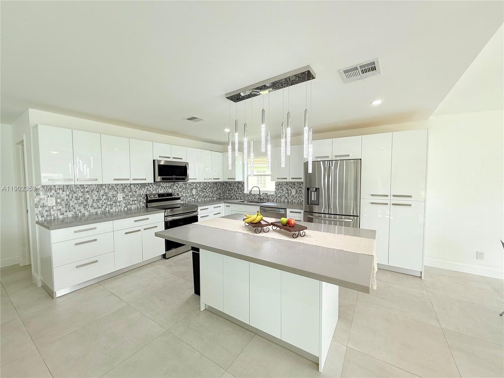 10626 Nw 7th St 10626, Pembroke Pines