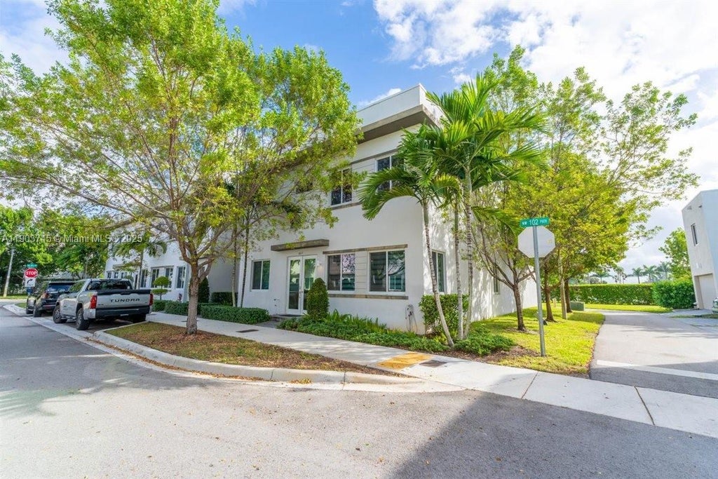 6611 Nw 102nd Path, Doral