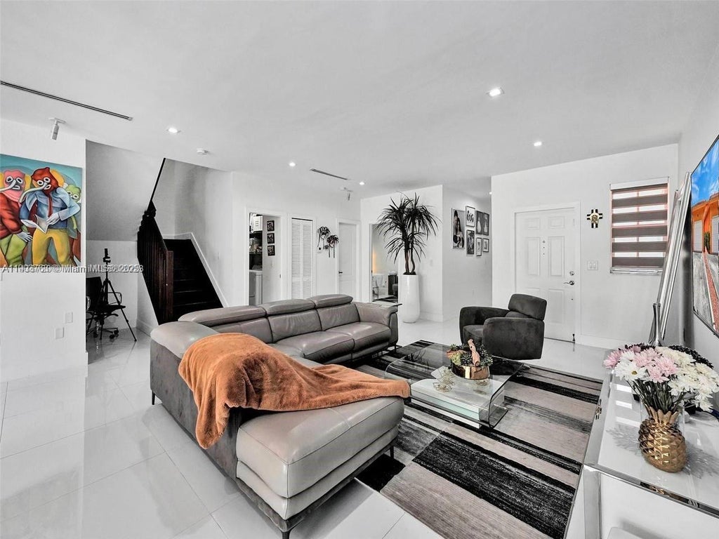 7565 Nw 177th Ter 7565, Hialeah