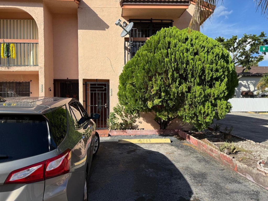2555 W 53rd St 404, Hialeah