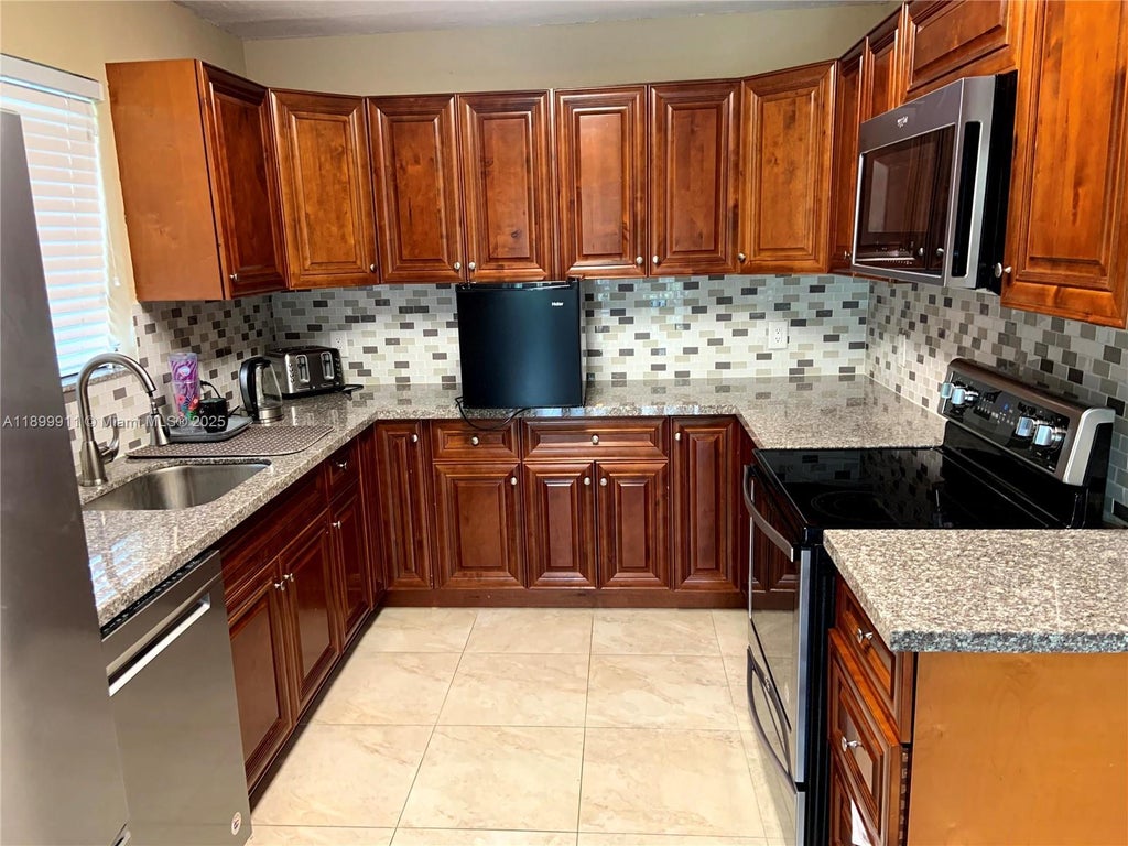 6407 Sw 5th St, Pembroke Pines