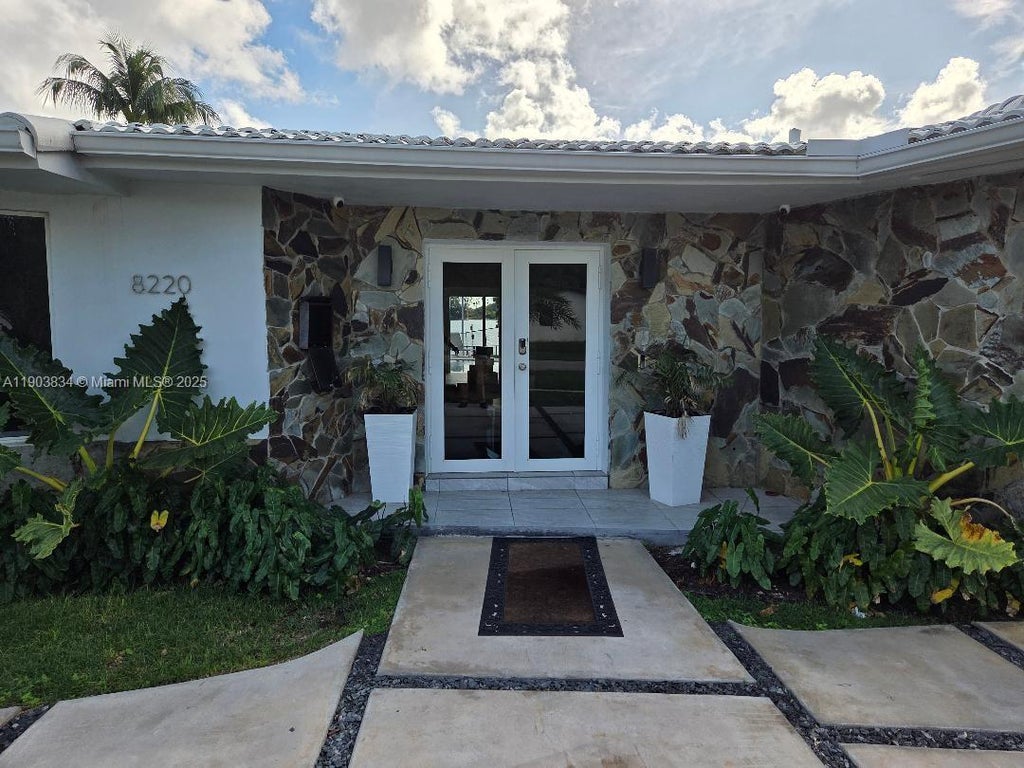 8220 Sw 48th St, Miami