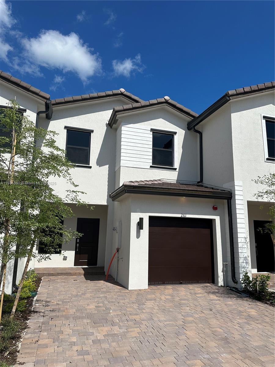 261 Sw 159th Way ., Pembroke Pines