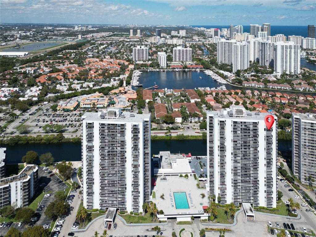 3675 N Country Club Dr 2404, Aventura