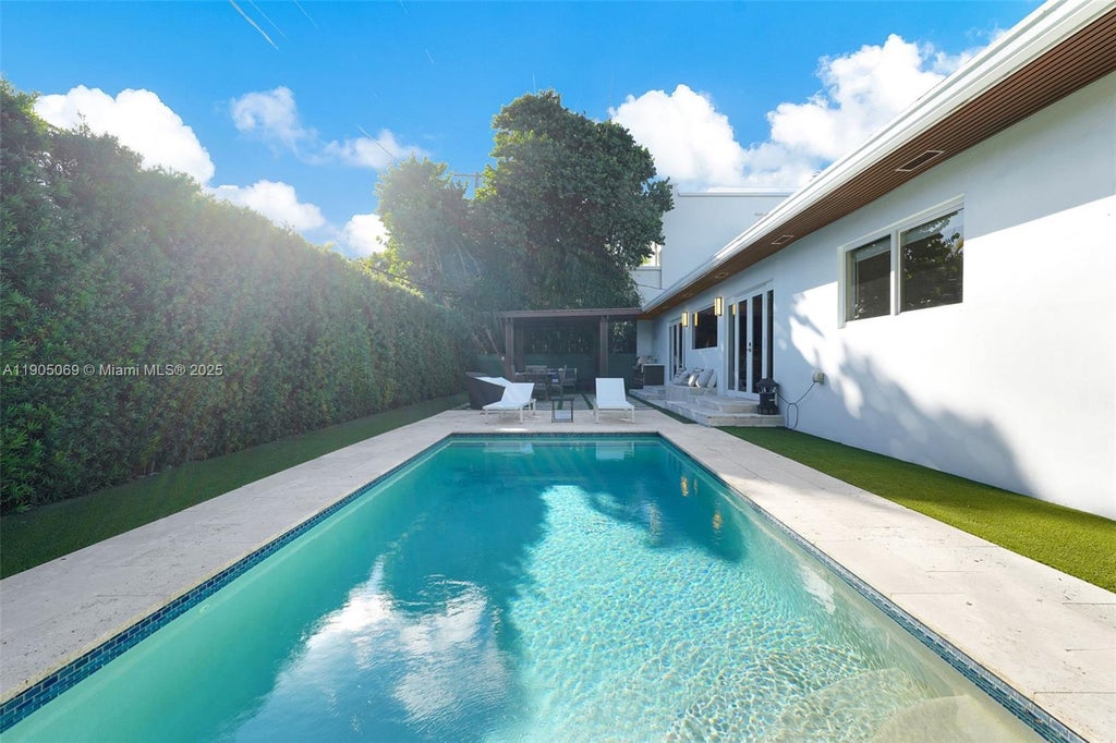 397 Harbor Ct, Key Biscayne