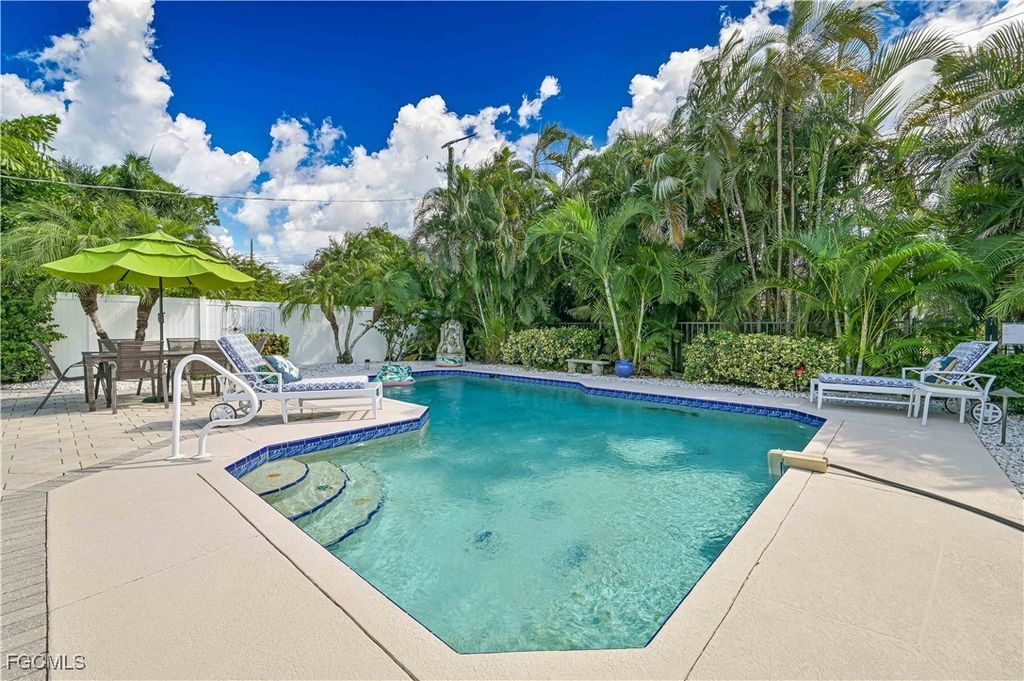 572 105th Ave N, NAPLES