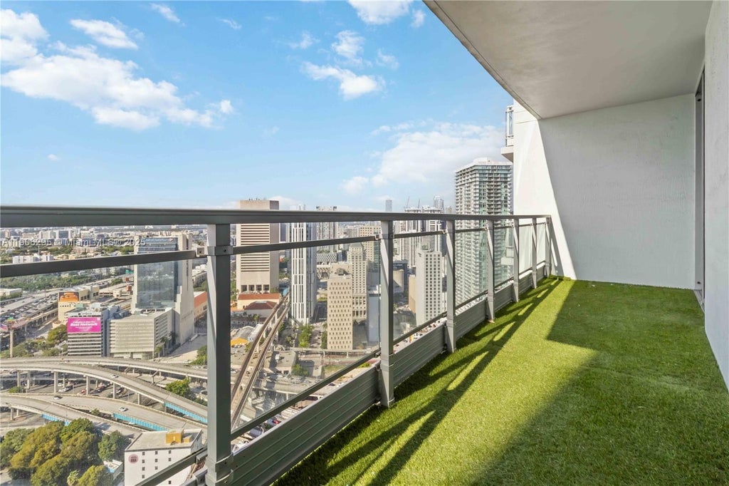 90 Sw 3rd St 4305, Miami