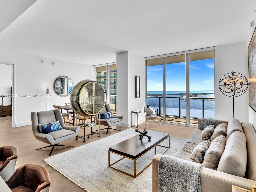 1300 Brickell Bay Dr 4202, Miami