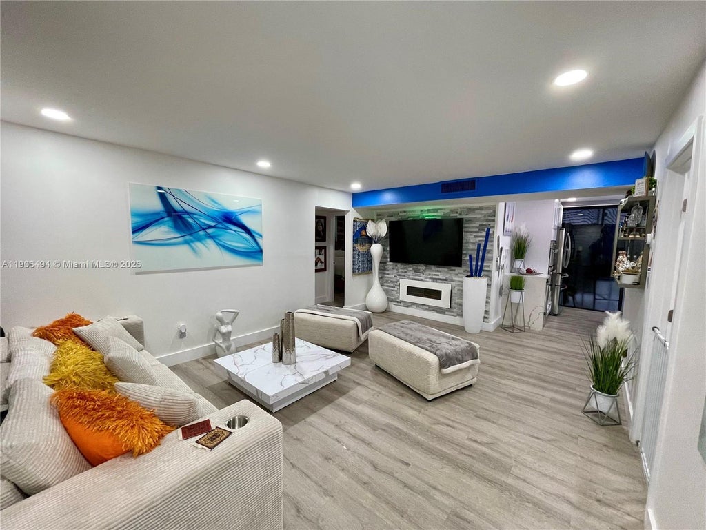 8635 Nw 8th St 311, Miami