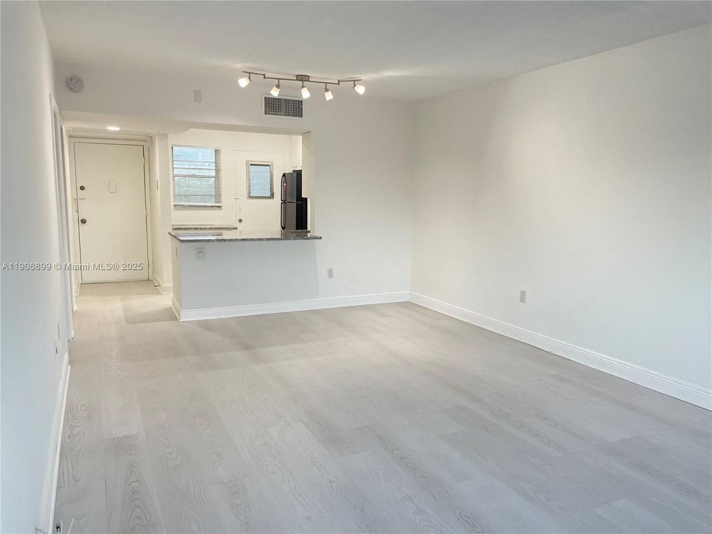 2810 Ne 201st Ter G328, Aventura