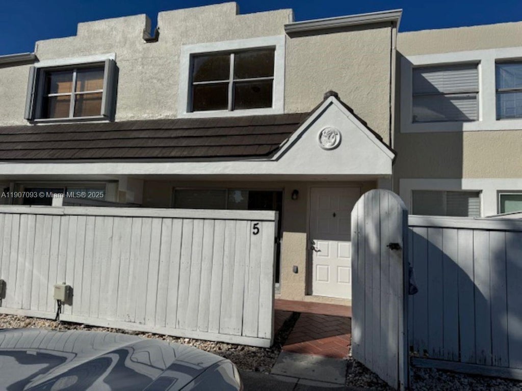 4570 Sw 68th Ct Cir 75-10, Miami