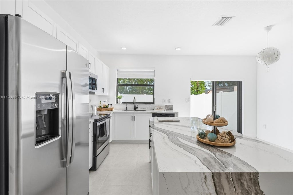 10537 W 32nd Ln, Hialeah