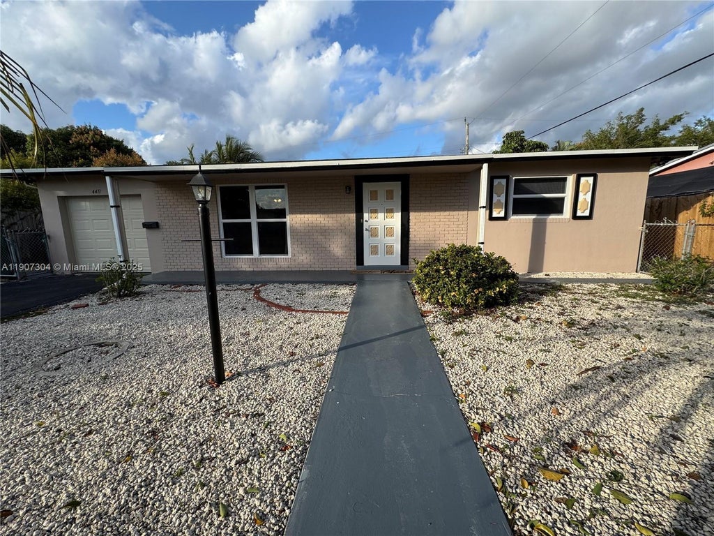 4411 Nw 24th St, Lauderhill