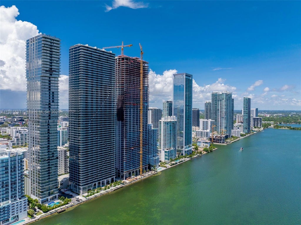 700 Ne 24 2607, Miami