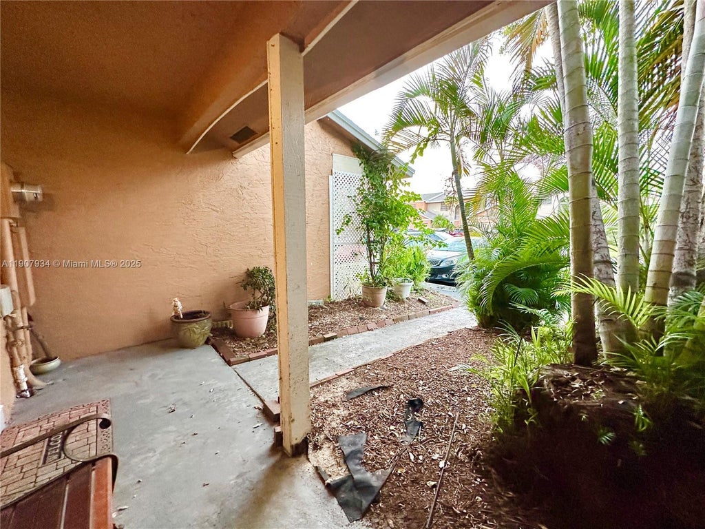 10554 Nw 3rd St, Pembroke Pines