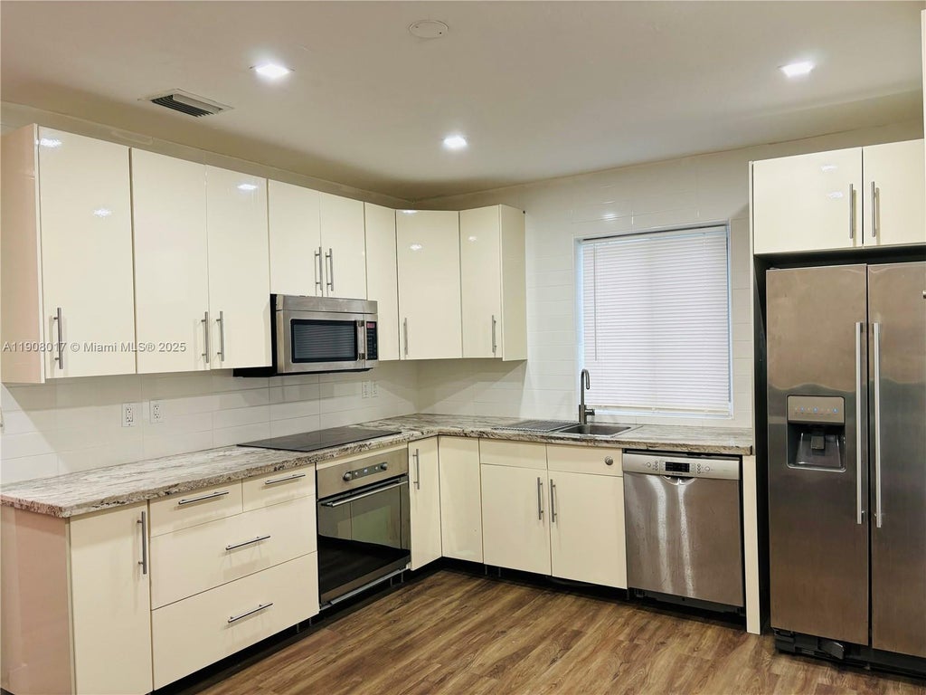 1717 Buchanan St, Hollywood