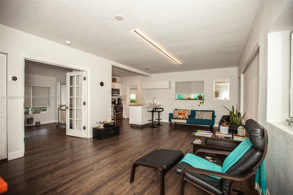 1050 Nw 46th St 1050, Miami