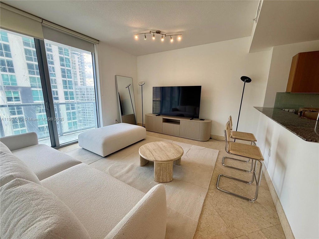 1050 Brickell Ave 2212, Miami