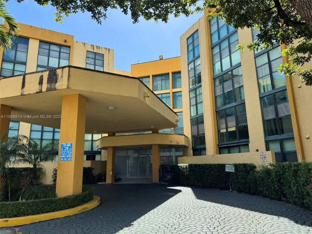 11800 Sw 18th St 422-4, Miami