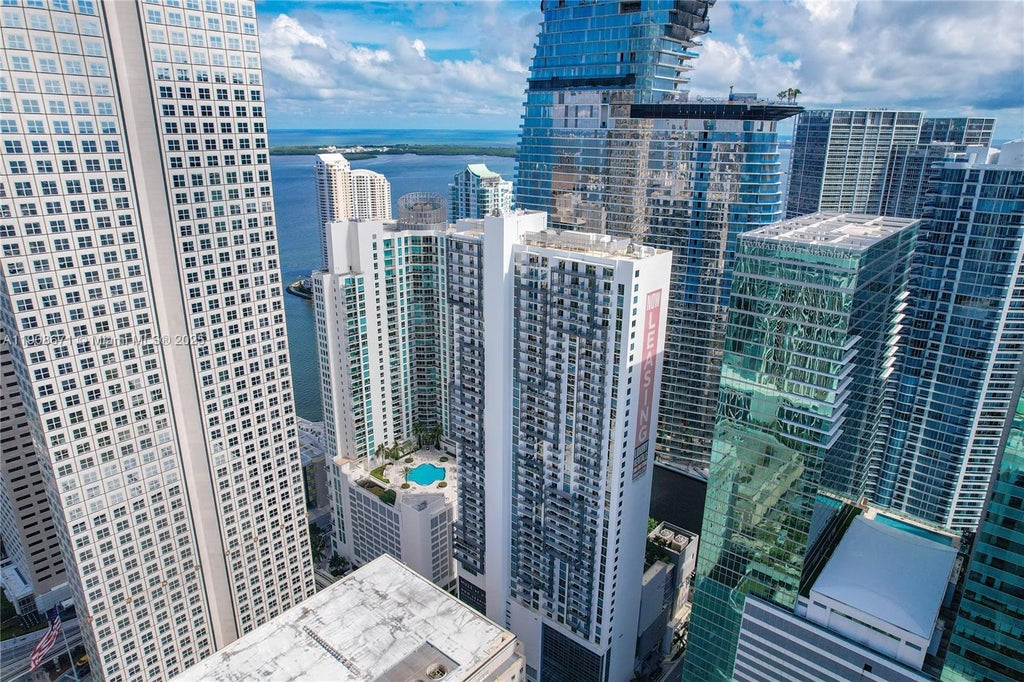 340 Se 3rd St 1111, Miami