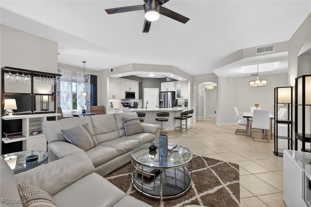2001 Tarpon Bay Dr N 102, NAPLES