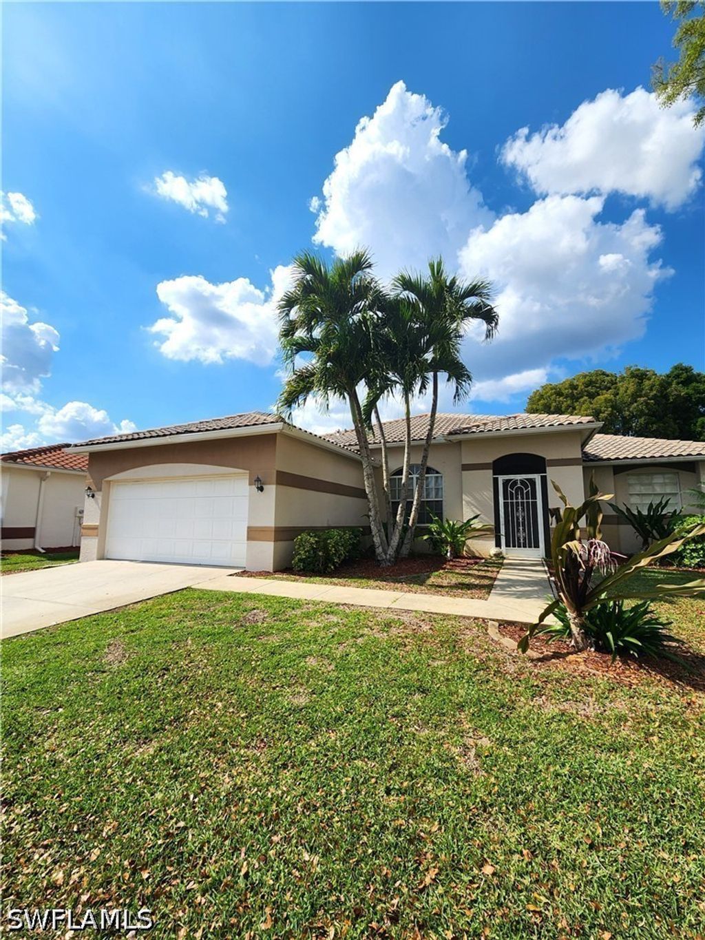 11082 Lakeland Cir, Fort Myers