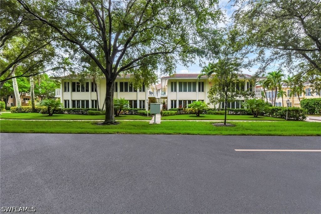 284 4th St S 103, Naples